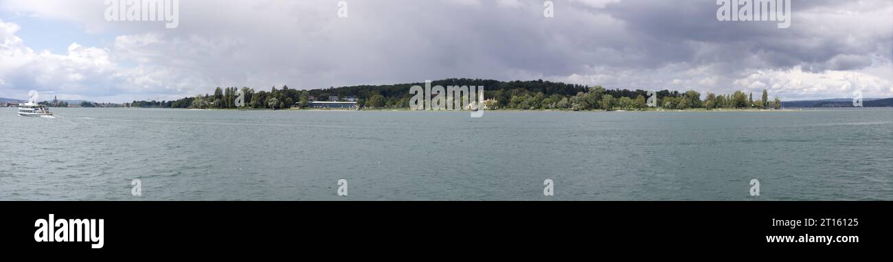 Konstanz am Bodensee, Panoramaaufnahme des Ufers mit Schwimmbad im Sommer bei schlechtem Wetter Stockfoto