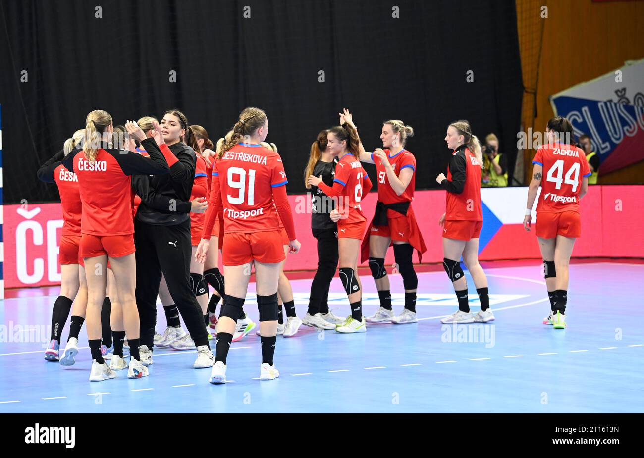 Zlin, Tschechische Republik. Oktober 2023. Tschechische Handballspieler feiern den Sieg nach der Qualifikation der Handball-Europameisterschaft der Frauen in der Gruppe 3: Tschechische Republik gegen Finnland in Zlin, Tschechische Republik, 11. Oktober 2023. Quelle: Dalibor Gluck/CTK Photo/Alamy Live News Stockfoto