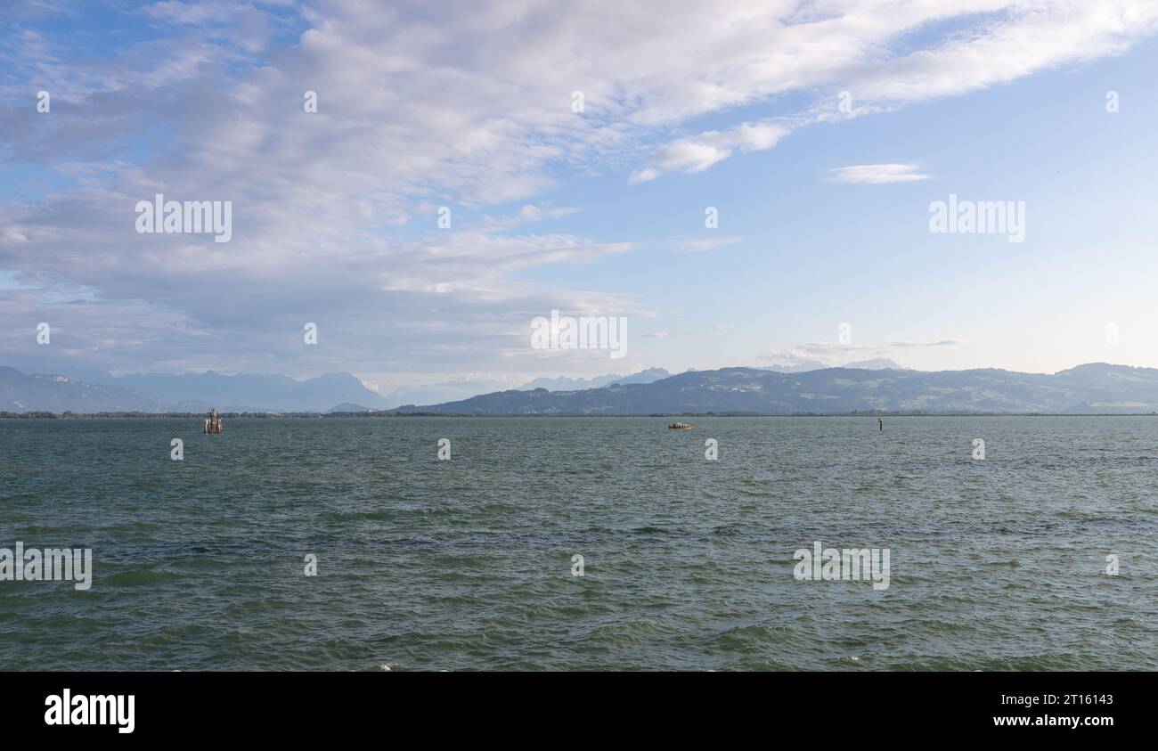 Lindau, Blick über den Bodensee in Richtung Bregenz in Österreich mit Schiffen Stockfoto