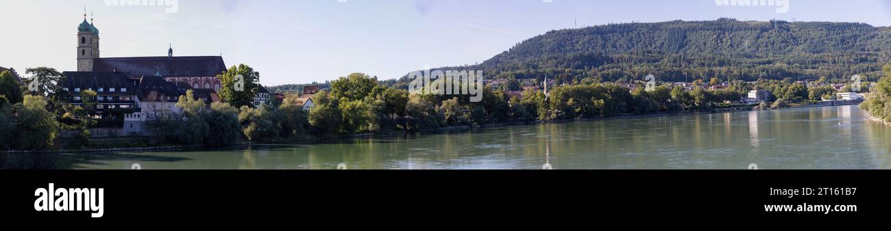 Bad Saeckingen, Panoramablick von der Schweiz über den Rhein in die Altstadt mit Natur Stockfoto