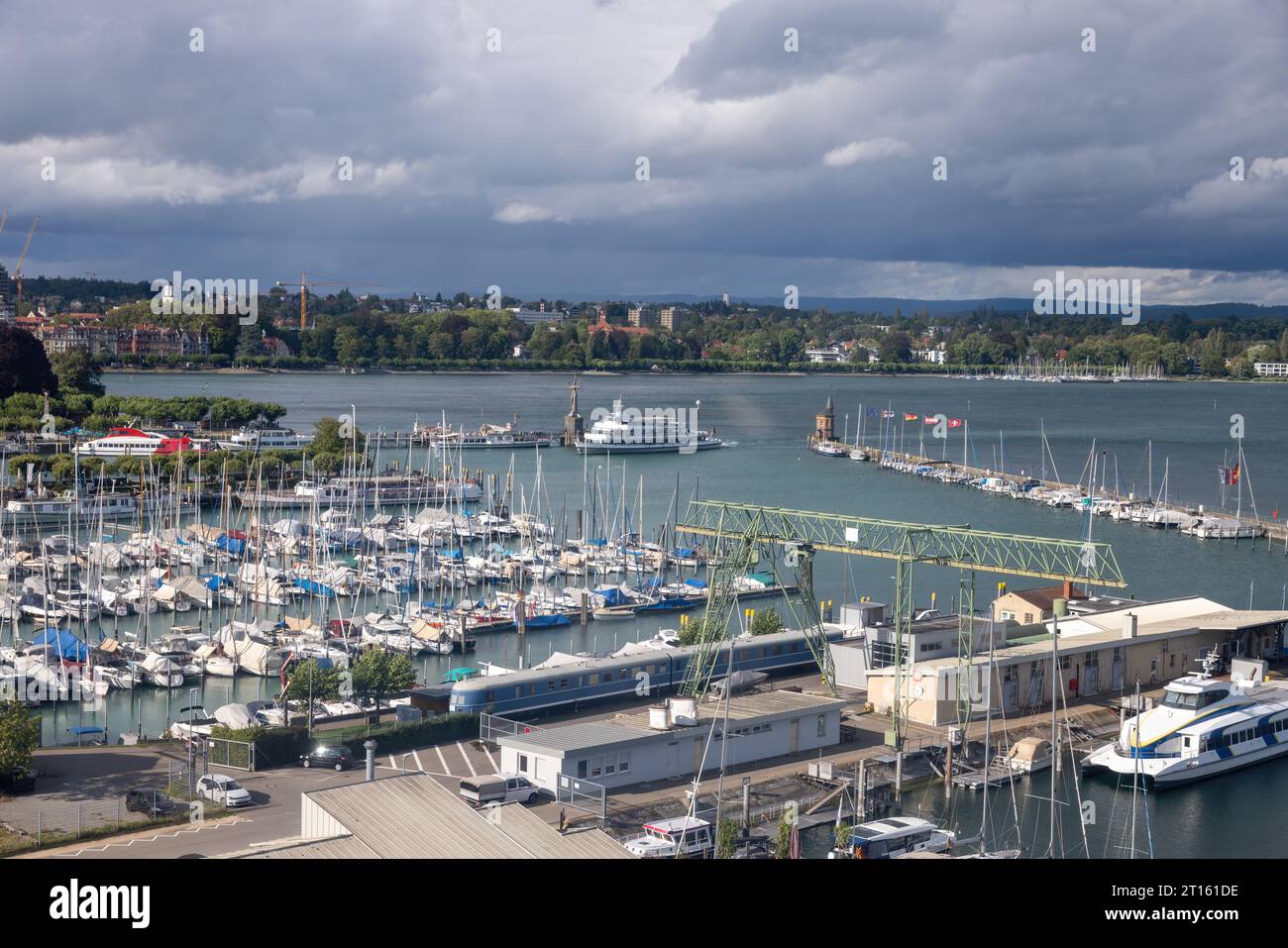 Konstanz mit Blick über den Hafen mit Schiffen zum See bei bewölktem, stürmischem Sommerwetter Stockfoto