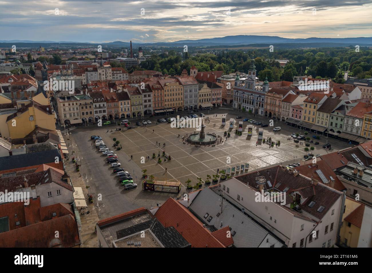 Blick vom großen alten historischen Turm am bewölkten Sommertag in Ceske Budejovice CZ 09 19 2023 Stockfoto