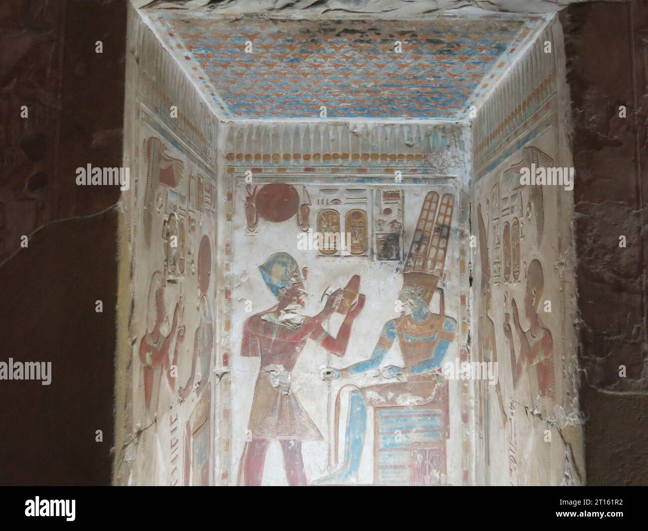 Farbenfrohe, geschnitzte Reliefs in der Osiris-Kapelle am Großen Tempel von Seti I. in Abydos, einer der ältesten Städte des alten Ägypten. Stockfoto