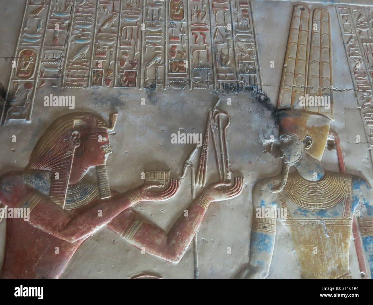 Farbenfrohe, geschnitzte Reliefs in der Osiris-Kapelle am Großen Tempel von Seti I. in Abydos, einer der ältesten Städte des alten Ägypten. Stockfoto