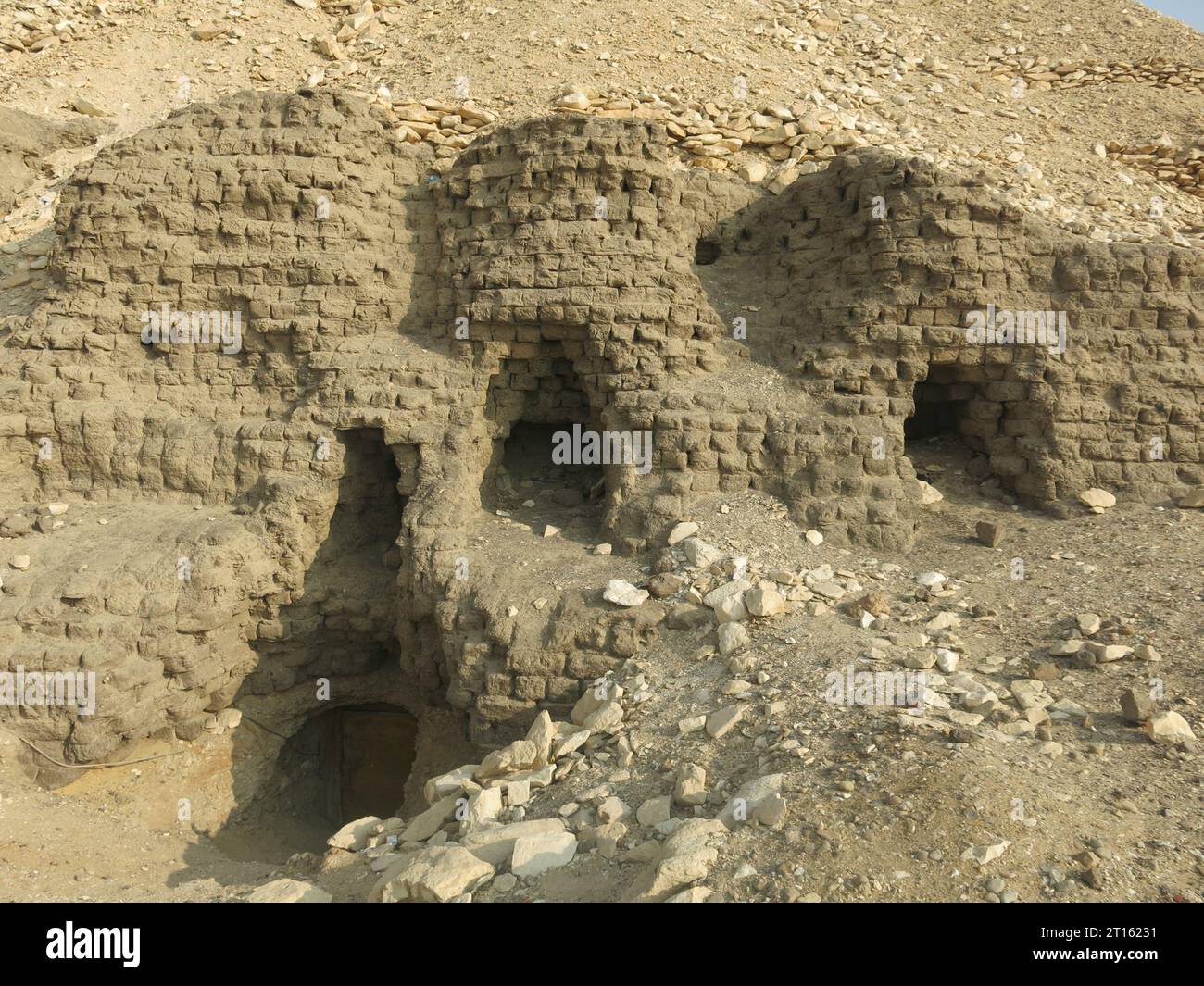 „Mastaba Nr. 17“, alte Grabkammern, die im Lehmziegel der ägyptischen Wüste neben der Pyramide von Meidum, Beni Suef, Süd-Kairo errichtet wurden. Stockfoto