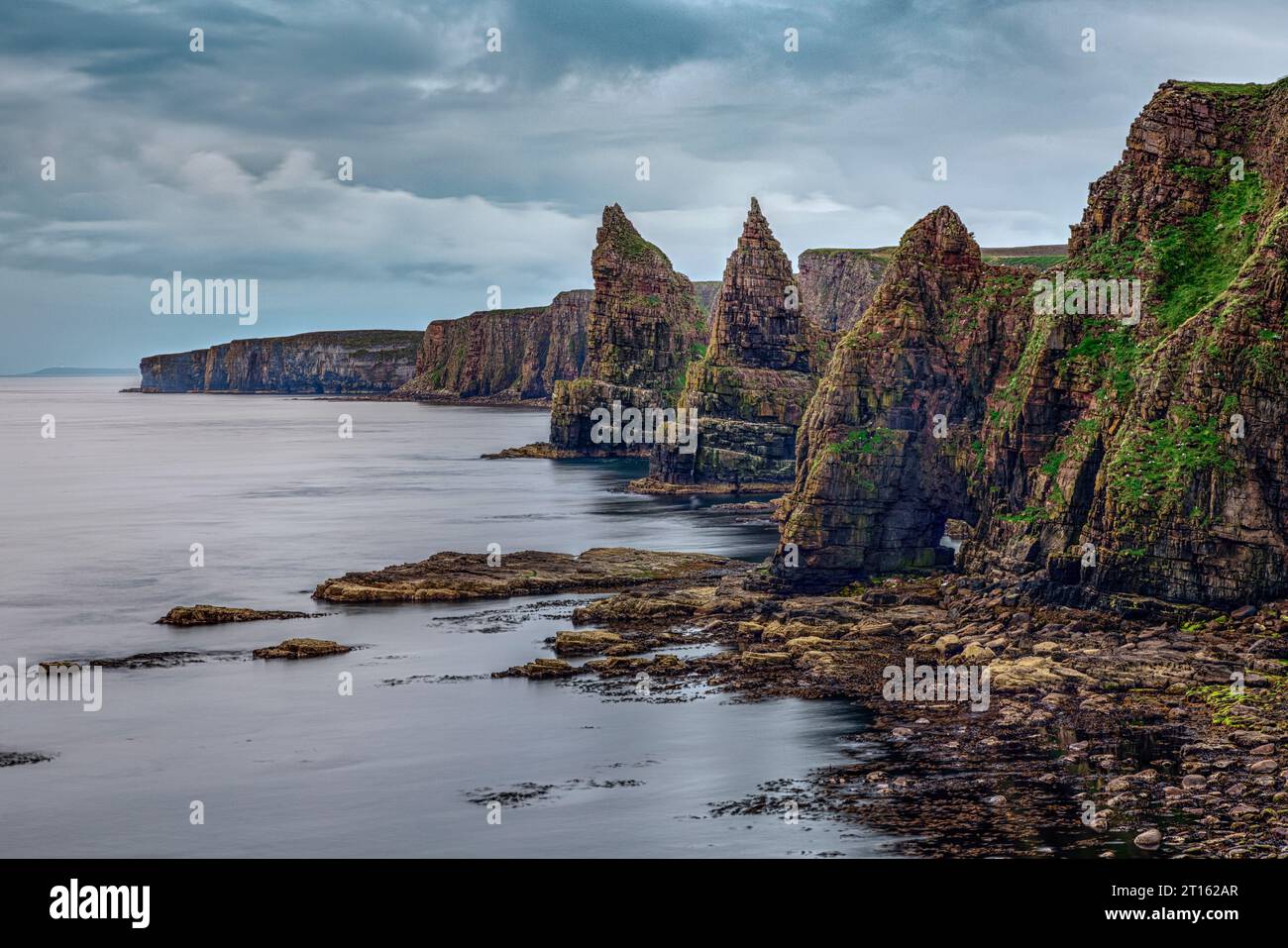 Das atemberaubende Meer stapelt sich in Duncansby Head in Caithness, Schottland. Stockfoto