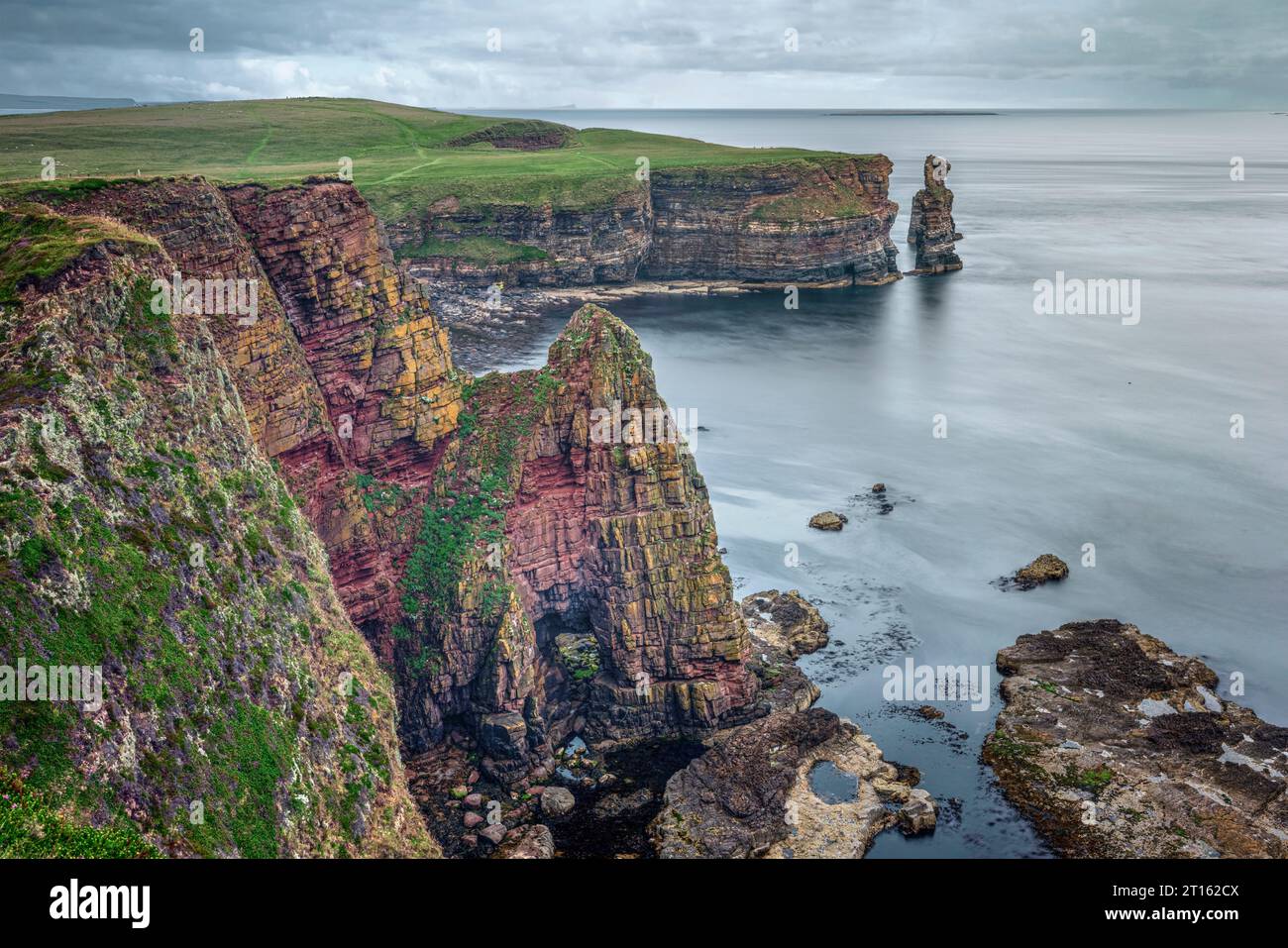 Das atemberaubende Meer stapelt sich in Duncansby Head in Caithness, Schottland. Stockfoto