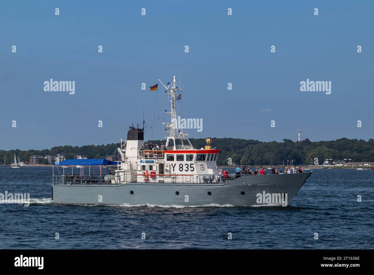 Die Militäroperation Y835 'Todendorf', ein Sicherheitsfahrzeug der Todendorf-Klasse der Bundeswehr, in der Kieler Förde-Bucht während der Kieler Woche 2023, die am 24. Juni 2023 die Tall Ship Parade in Kiel, Schleswig-Holstein, eröffnete Stockfoto