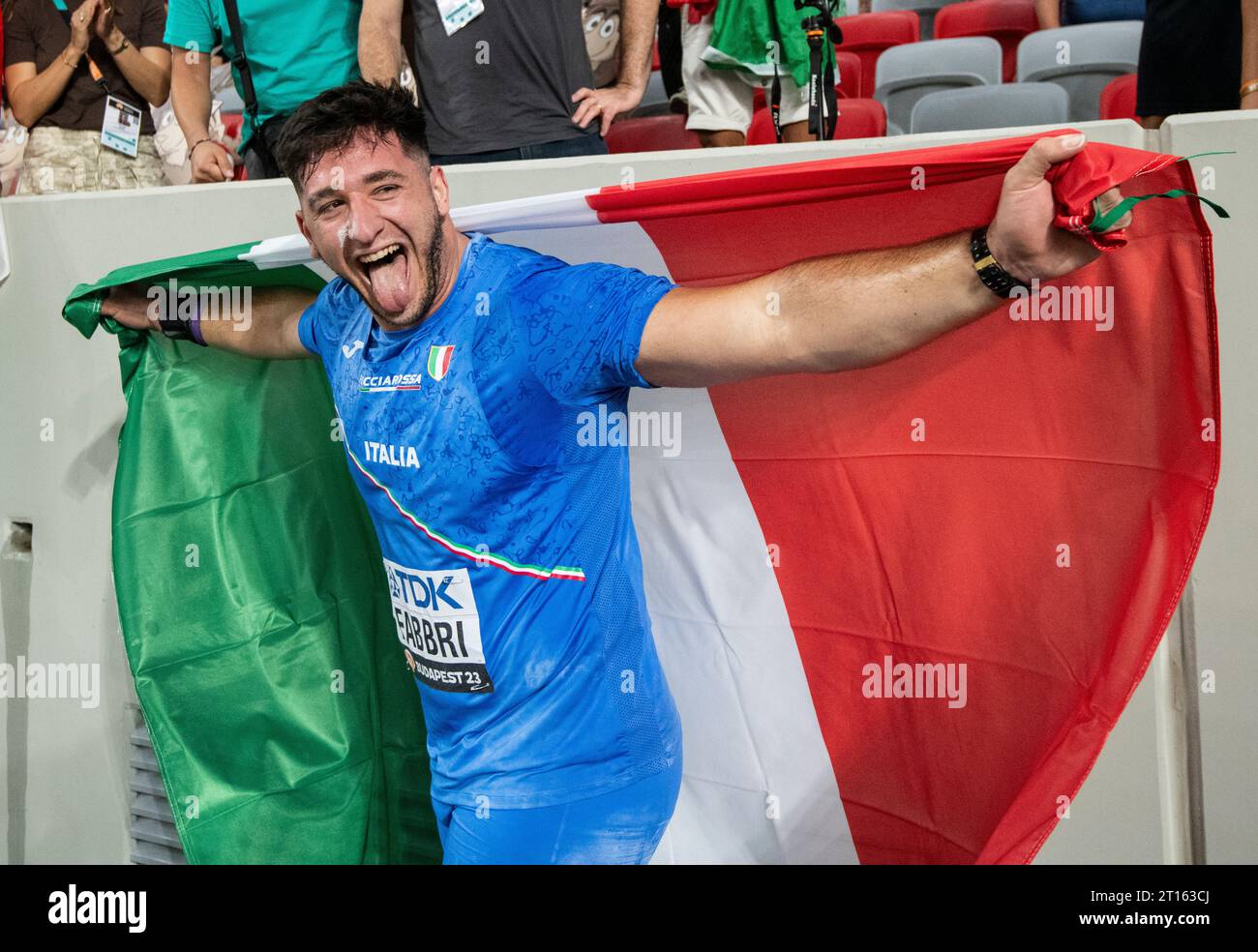 Leonardo Fabbri aus Italien feiert, nachdem er bei den Leichtathletik-Weltmeisterschaften beim Nationalathleten eine Silbermedaille gewonnen hat Stockfoto