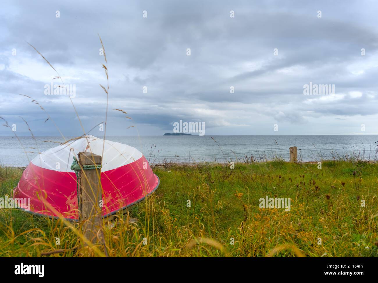 Eine Küste an der Ostsee in Dänemark mit einem roten Boot Stockfoto