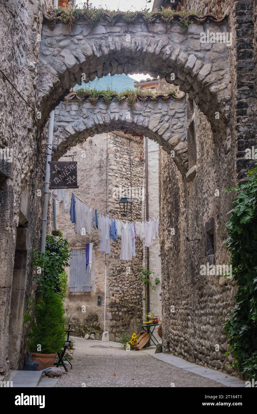 Dorfszene mit Wäscherei hängt an einer Wäscheleine in einer schmalen Straße des charmanten mittelalterlichen Dorfes Chatillon en Diois im Süden Frankreichs ( Stockfoto