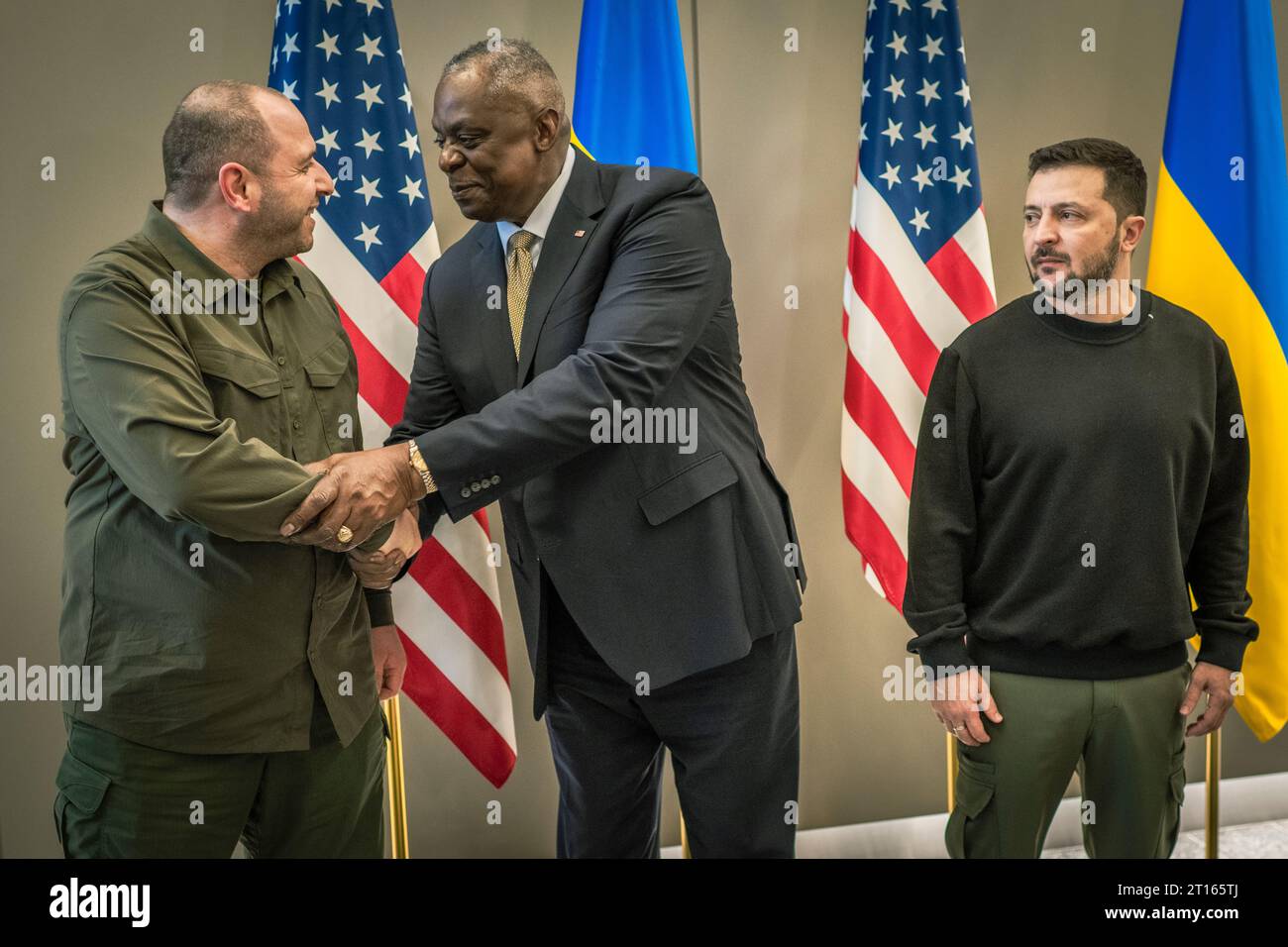 Brüssel, Belgien Oktober 2023. US-Verteidigungsminister Lloyd Austin, Mitte, begrüßt ukrainischer Verteidigungsminister Rustem Umerov, links, wie ukrainischer Präsident Wolodymyr Zelenskyj, rechts, während der 16. Sitzung der ukrainischen Verteidigungskontaktgruppe im NATO-Hauptquartier am 11. Oktober 2023 in Brüssel, Belgien, zusieht. Quelle: Chad McNeeley/DOD Photo/Alamy Live News Stockfoto