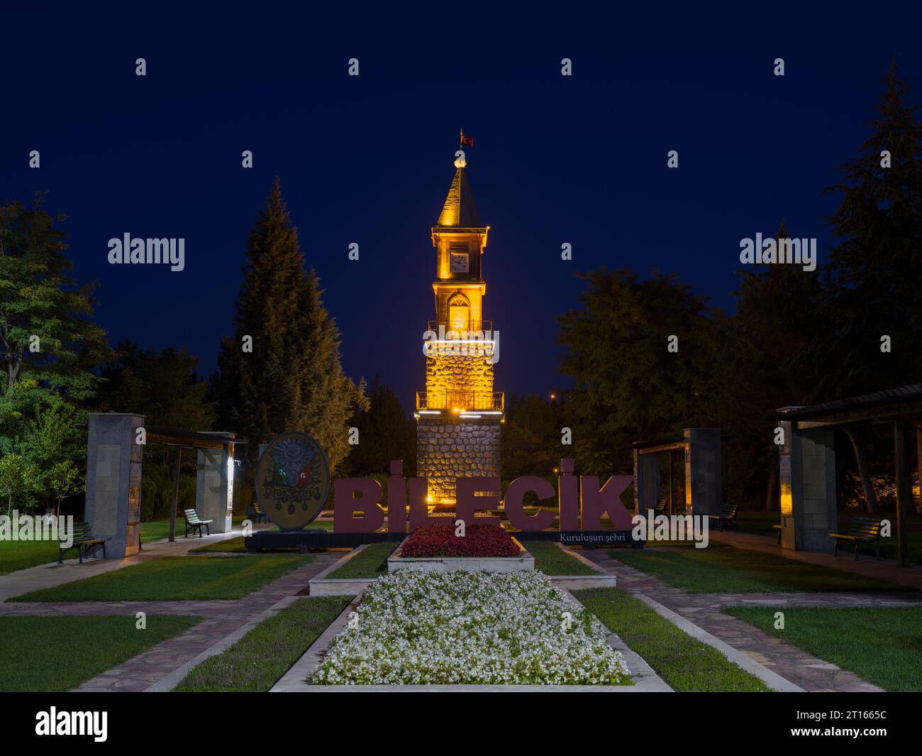 Bilecik, Türkei. 24. September 2023. Abendblick auf den Bilecik Uhrturm. Es befindet sich im Garten des Stadtpalastes Bilecik. Stockfoto