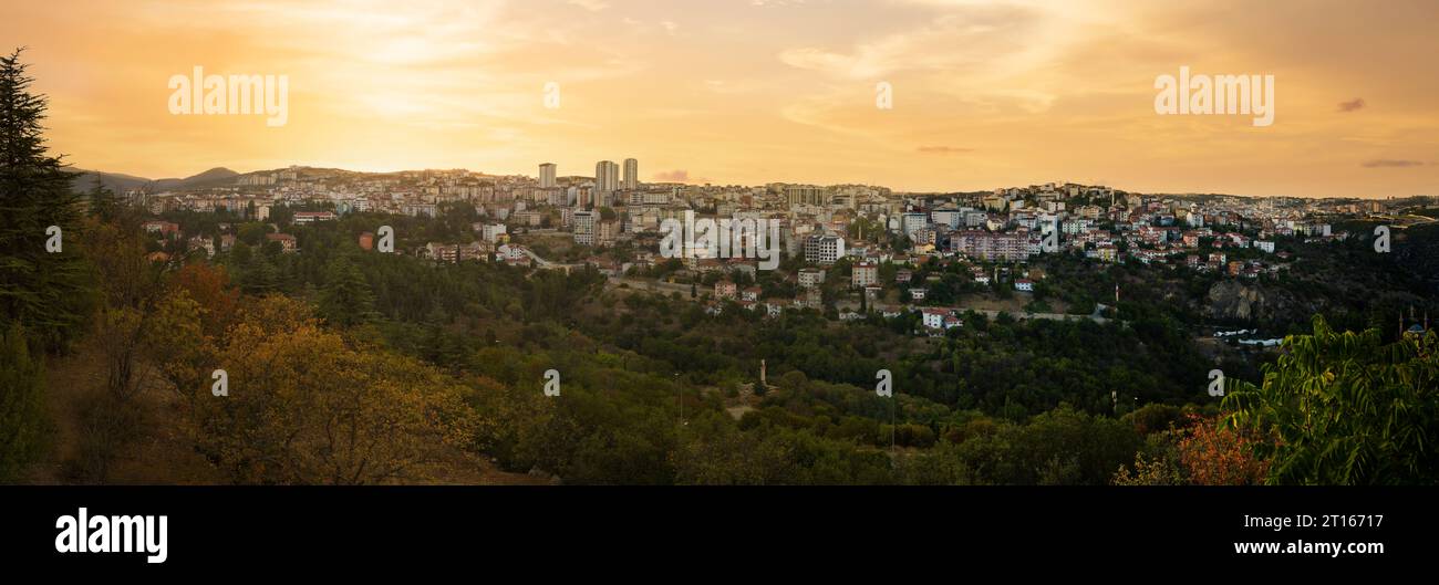 Panoramablick auf die Stadt Bilecik bei Sonnenuntergang. Türkei Stockfoto