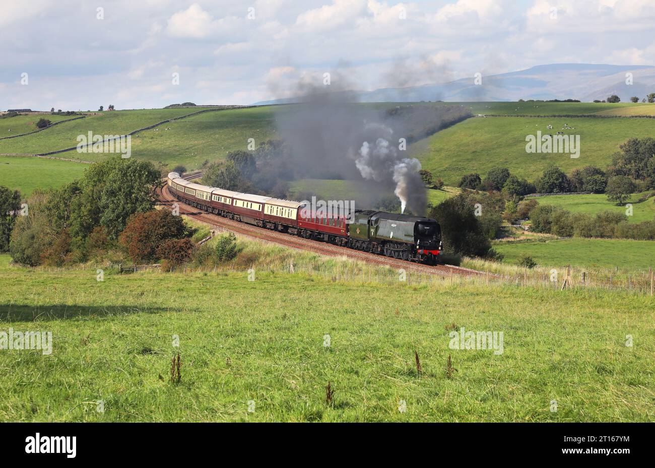 34067 fährt am 2,9 vorbei an Breaks Hall mit der Northern Belle. Stockfoto