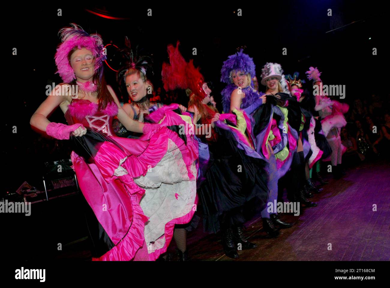 Tanztruppe, die die Dose Can Dance in London aufführt Stockfoto