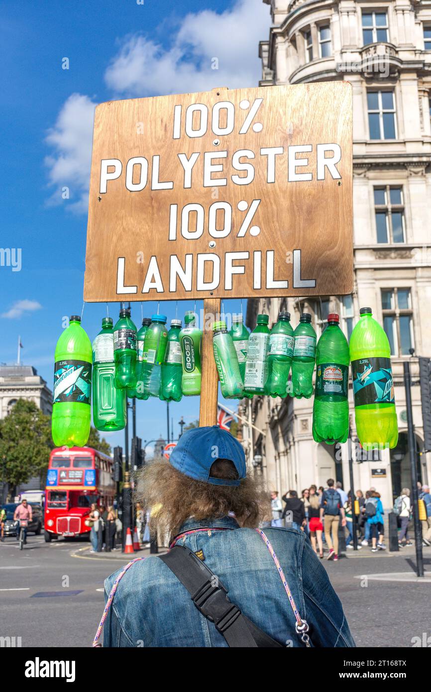 Demonstrant mit Plakat auf dem Parliament Square, City of Westminster, Greater London, England, Vereinigtes Königreich Stockfoto