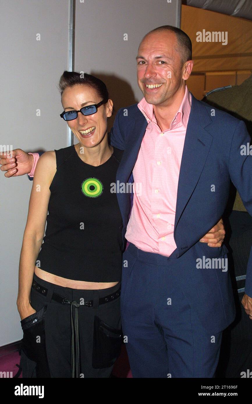 Caryn Franklin und Dylan Jones, Gründer des i-D Magazins, nehmen am 5. Juni 2003 an einer sozialen Veranstaltung in London Teil Stockfoto