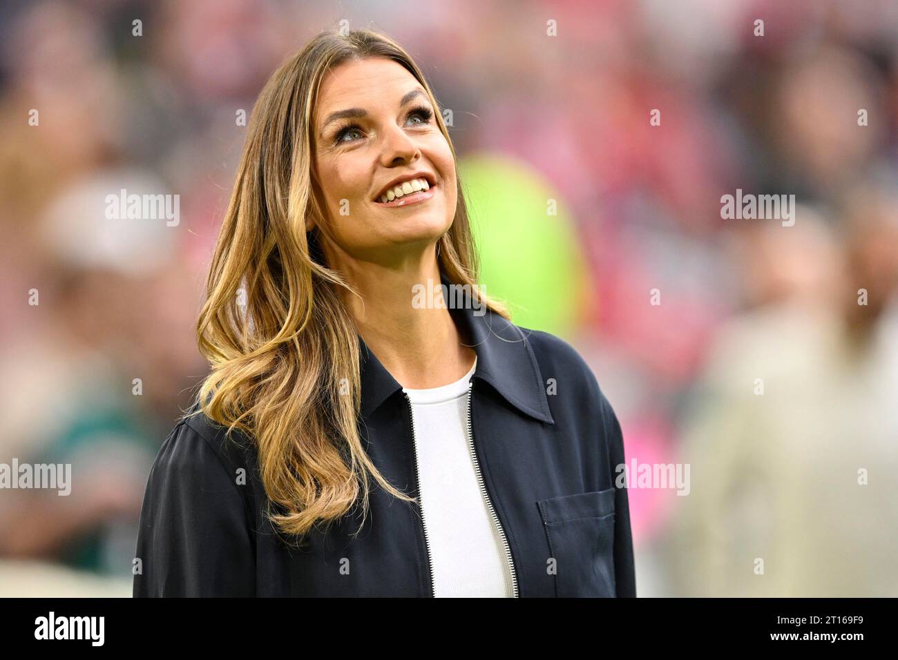 DAZN Sportmoderatorin Laura Wontorra, Porträt, Lächeln, Look up, Allianz Arena, München, Bayern, Deutschland Stockfoto