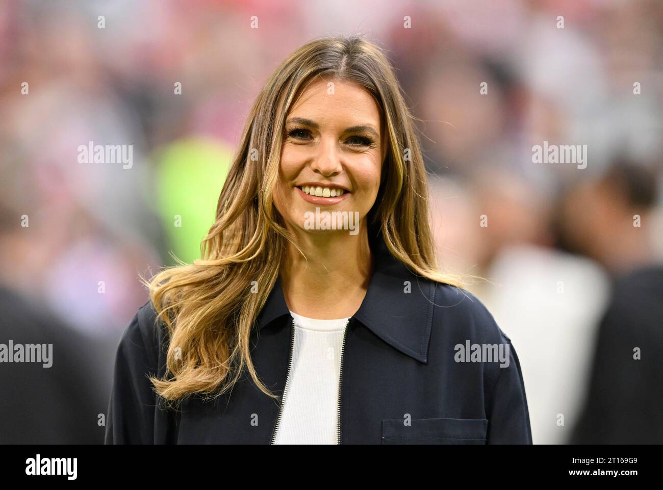 DAZN-Sportmoderatorin Laura Wontorra, Porträt, Lächeln, Allianz Arena, München, Bayern, Deutschland Stockfoto