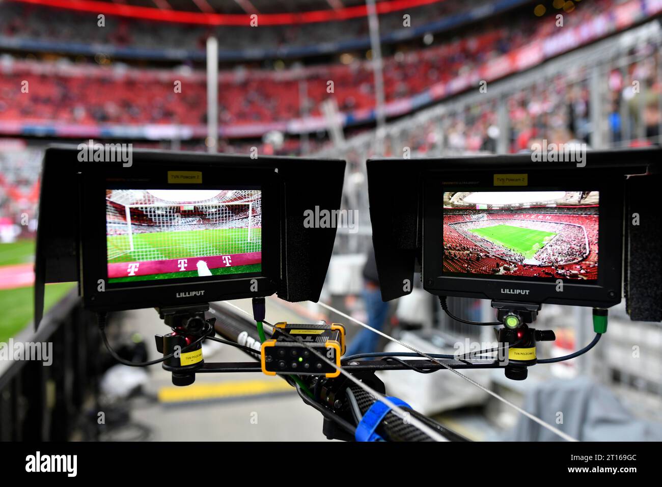 Bildschirme, Kameramonitore, TV-Kamera, Boom-Kamera, T-Online-Logo, Allianz Arena, München, Bayern, Deutschland Stockfoto