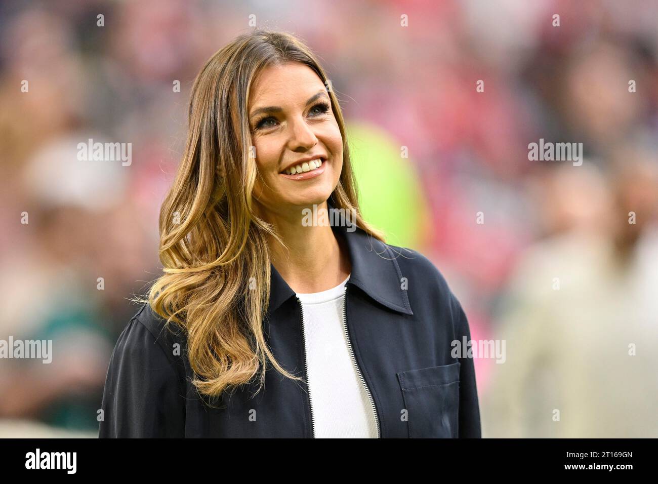 DAZN-Sportmoderatorin Laura Wontorra, Porträt, Lächeln, Allianz Arena, München, Bayern, Deutschland Stockfoto