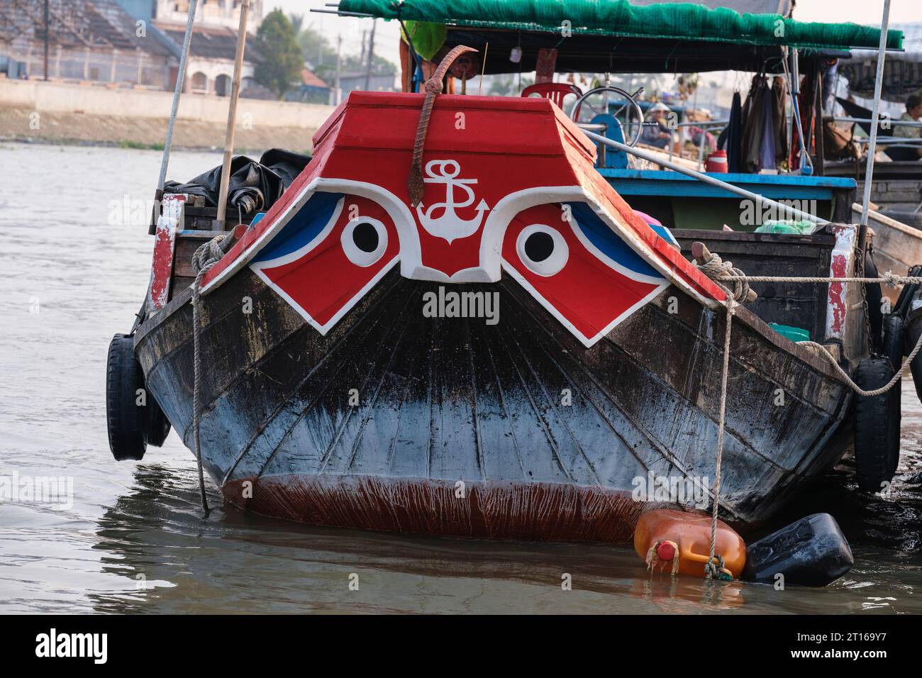 Phong Dien Floating Market Scene, in der Nähe von Can Tho, Vietnam. Schwarze Augen im White Circle auf dem Prow of Boat sind Schutz vor bösen Flussgeistern. Stockfoto