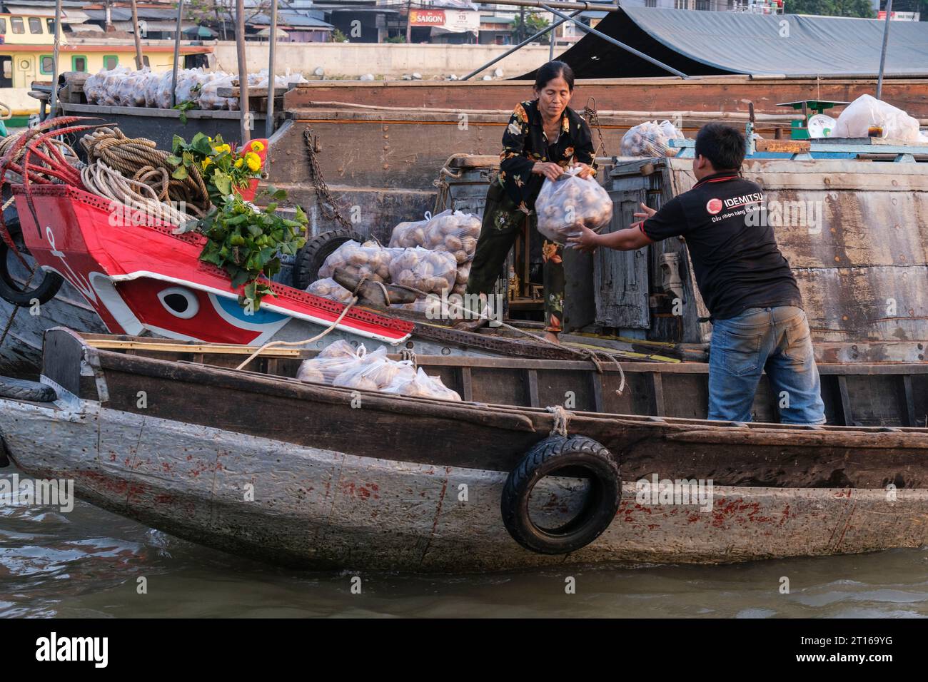 Phong Dien Floating Market Scene, in der Nähe von Can Tho, Vietnam. Übertragung Von Erzeugnissen. Stockfoto