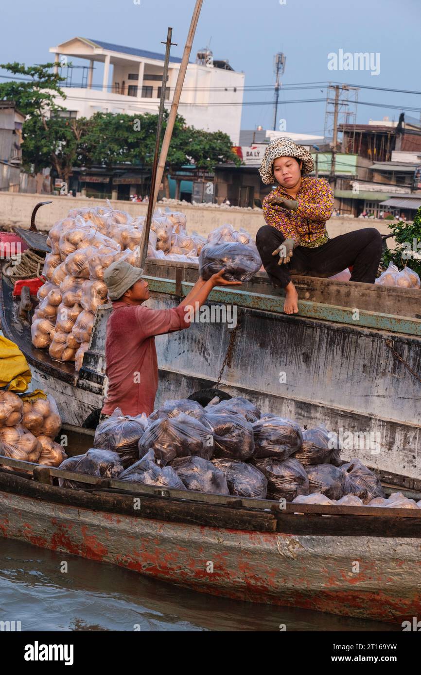 Phong Dien Floating Market Scene, in der Nähe von Can Tho, Vietnam. Übertragung Von Erzeugnissen. Stockfoto