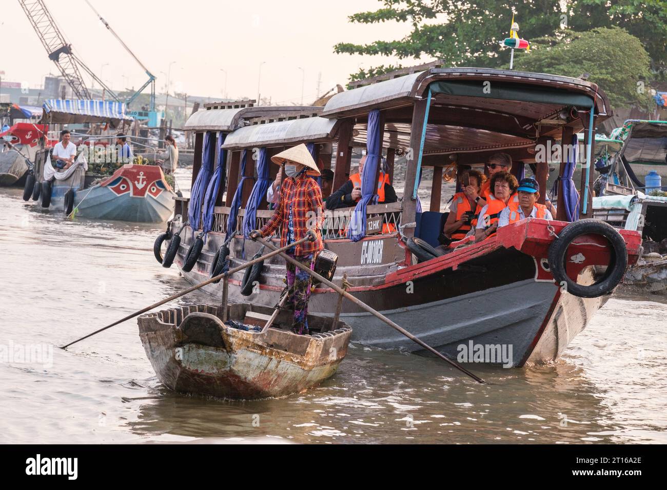 Phong Dien Floating Market Scene, in der Nähe von Can Tho, Vietnam. Touristenboot. Stockfoto