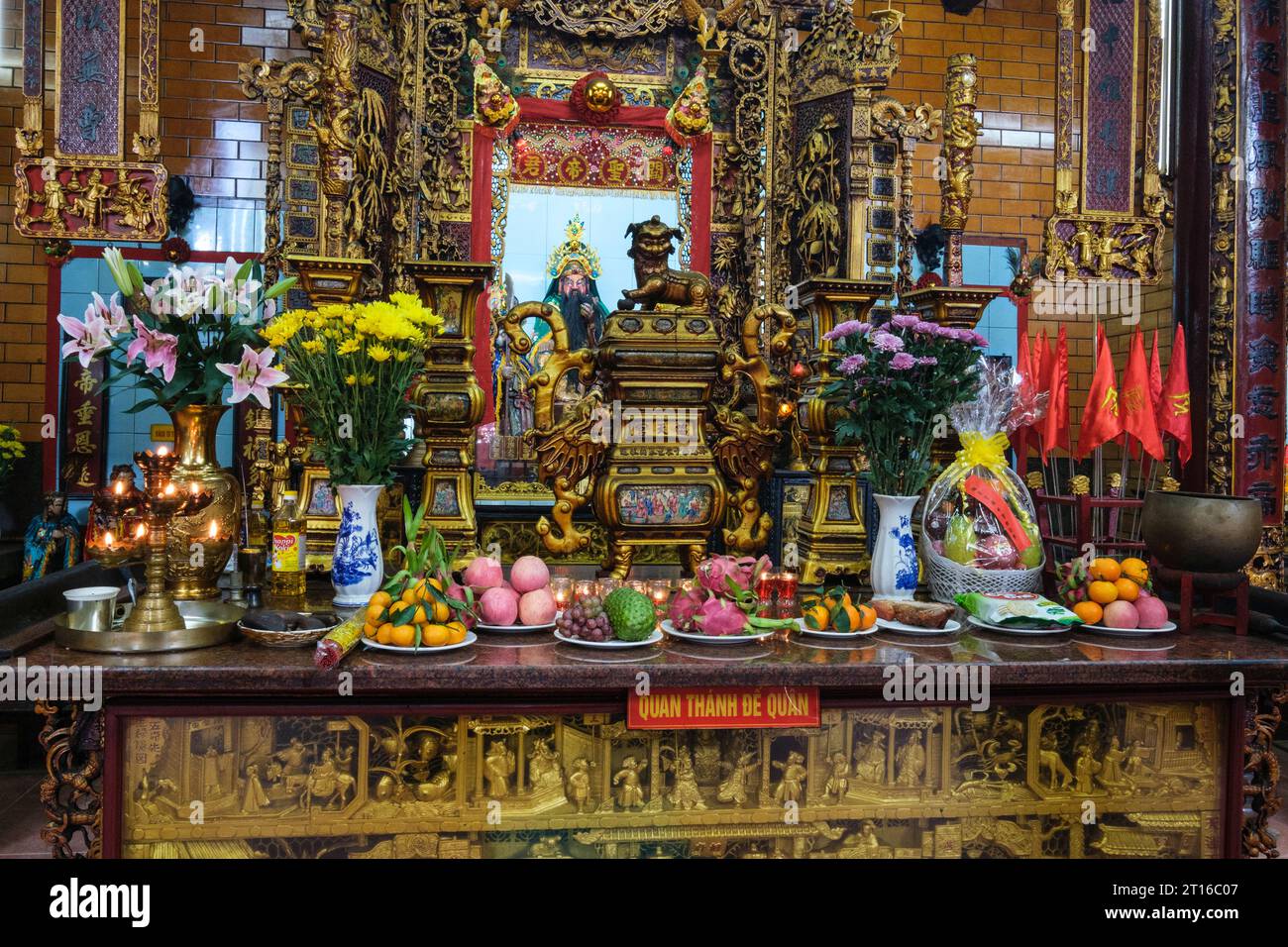 Can Tho, Vietnam. Opfer am Altar für Kuang Kung (Quan Cong), Ong Tempel (Chua Ong). Stockfoto