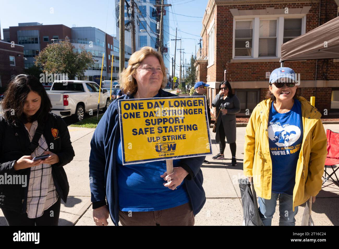 New Brunswick, New Jersey, USA. Oktober 2023. Krankenschwestern der örtlichen Team-union erscheinen an den Streiklinien außerhalb des Robert Wood Johnson Hospital. Die Krankenschwestern streiken für eine sichere Personalbesetzung und warten auf die Ergebnisse der aktuellen Verhandlungen, die Beamte sagten. (Kreditbild: © Brian Branch Price/ZUMA Press Wire) NUR REDAKTIONELLE VERWENDUNG! Nicht für kommerzielle ZWECKE! Stockfoto