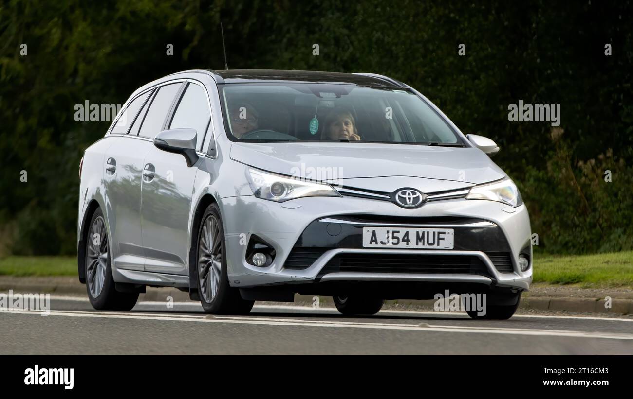 Bicester, Oxon., UK - 8. Oktober 2023: 2015 silberner Dieselmotor Toyota Avensis Oldtimer fährt auf einer englischen Landstraße. Stockfoto