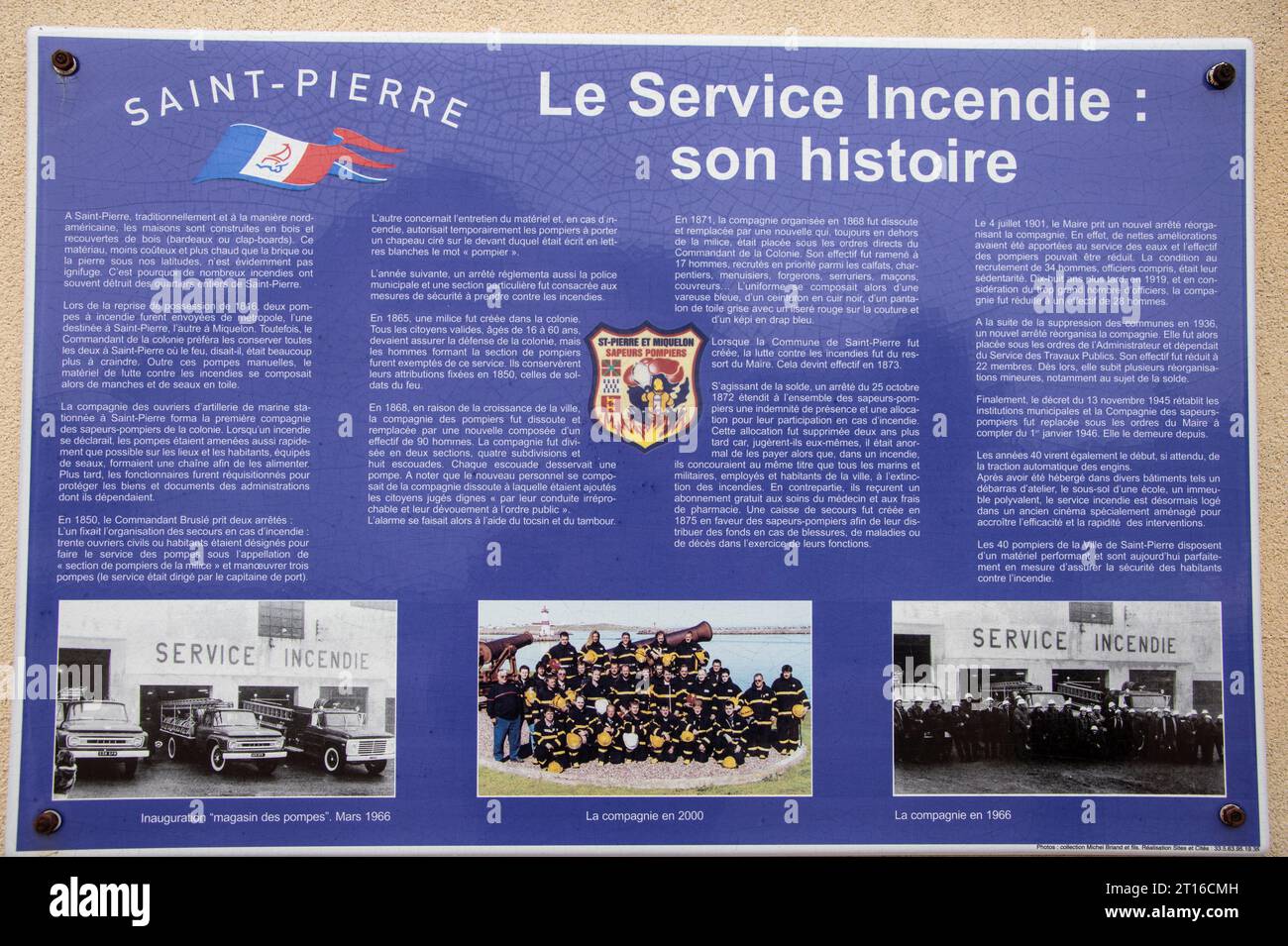 Geschichte des Feuerwehrschildes in St. Pierre, Frankreich Stockfoto