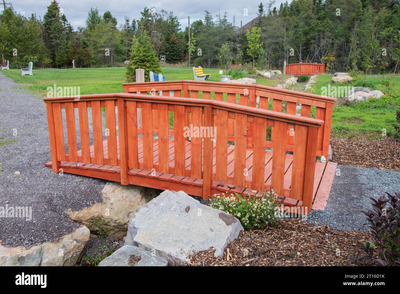 Rote Holzbrücken im Cranford Family Community Park in New Harbour, Neufundland & Labrador, Kanada Stockfoto