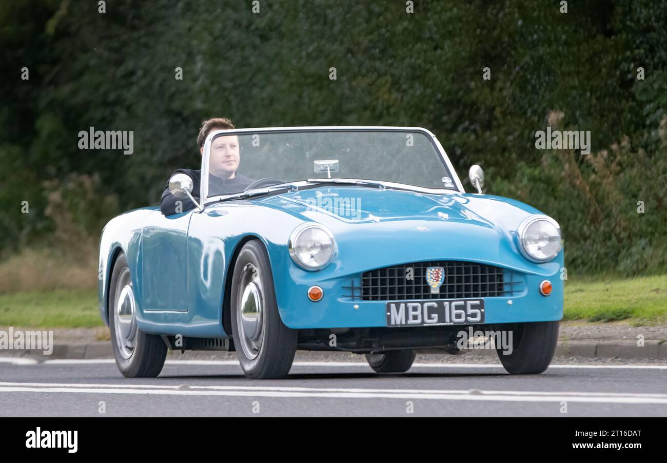 Bicester, Oxon., UK - 8. Oktober 2023: 1962 Blue Turner klassischer Sportwagen, der auf einer englischen Landstraße fährt. Stockfoto