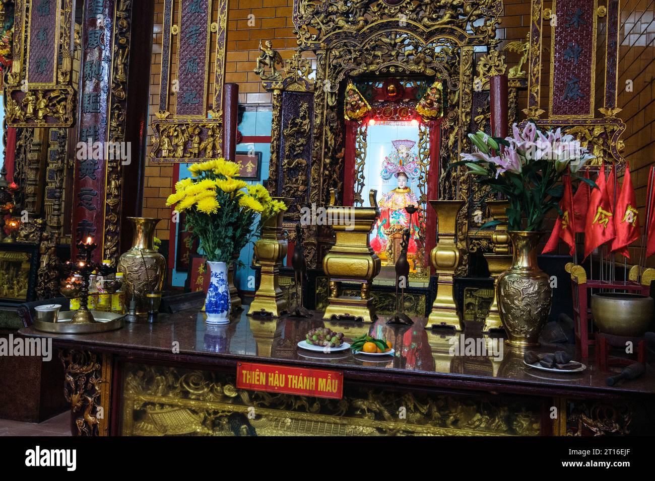 Can Tho, Vietnam. Seitenaltar im Ong-Tempel (Chua Ong). An Thien Hau, Göttin des Glücks. Stockfoto