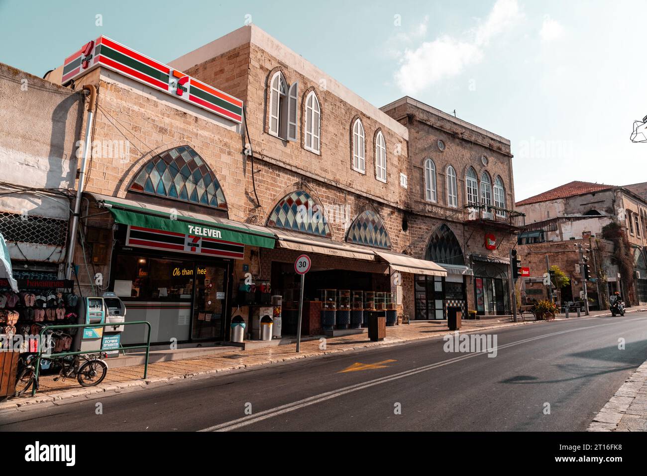 Jaffa, Israel - 10. Oktober 2023: Blick von den historischen Straßen von Jaffa, einer alten levantinischen Hafenstadt, die von den Kanaanitern gegründet wurde und heute Teil o ist Stockfoto