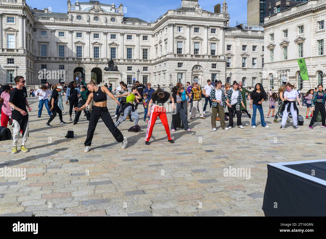 London, UK, 7. Oktober 2023, London Battle findet im Jahr 2023 zum 50. Jahrestag der Hip Hop-Kultur statt. Im Oktober ist Somerset House der Ort, an dem es zu sein gilt. Eine Londoner Schlacht findet mit einem Tanz zwischen Nord-, Süd-, Ost- und Westgruppen der Hauptstadt statt. Champions of London - OST: @Jordanjfunk, @evion mantis & @itsshush. Kuratiert von Jade Hackett für Dance Umbrella 2023 in Zusammenarbeit mit Somerset House., London, Andrew Lalchan Photography/Alamy Live News Stockfoto