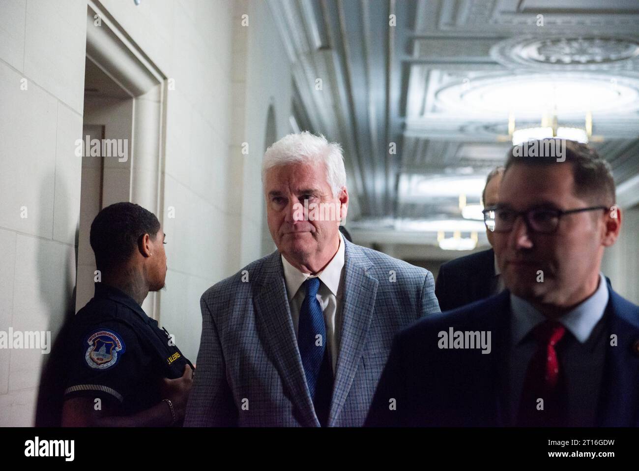 Der Repräsentant der Vereinigten Staaten Tom Emmer Republican aus Minnesota im Longworth House Office Building vor einer Konferenz, um am Mittwoch, den 11. Oktober 2023, von Mitgliedern zu hören, die sich für den Sprecher des Hauses kandidieren. Die Republikaner des Repräsentantenhauses arbeiten daran, eine Nominierung für den Sprecher zu wählen, nachdem der Sprecher des Repräsentantenhauses Kevin McCarthy aus Kalifornien entlassen wurde. Copyright: XAnnabellexGordonx/xCNPx/MediaPunchx Credit: Imago/Alamy Live News Stockfoto