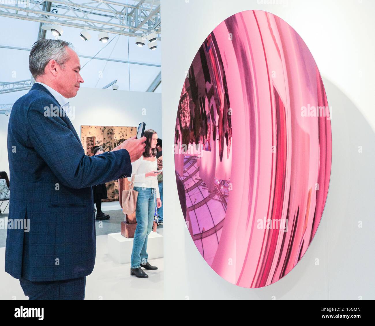 London, Großbritannien. Oktober 2023. Ein Besucher am Stand der Kukje Gallery sieht Anish Kapoors „Pale Pink Candy“ (2023). Die Frieze London, eine der einflussreichsten Messen für zeitgenössische Kunst, öffnet ihre Pforten für den ersten Vorschautag heute. Die Ausgabe 2023 feiert den 20. Jahrestag der Frieze London. Die Veranstaltung findet am 11-15. Oktober im Regent's Park statt. Quelle: Imageplotter/Alamy Live News Stockfoto