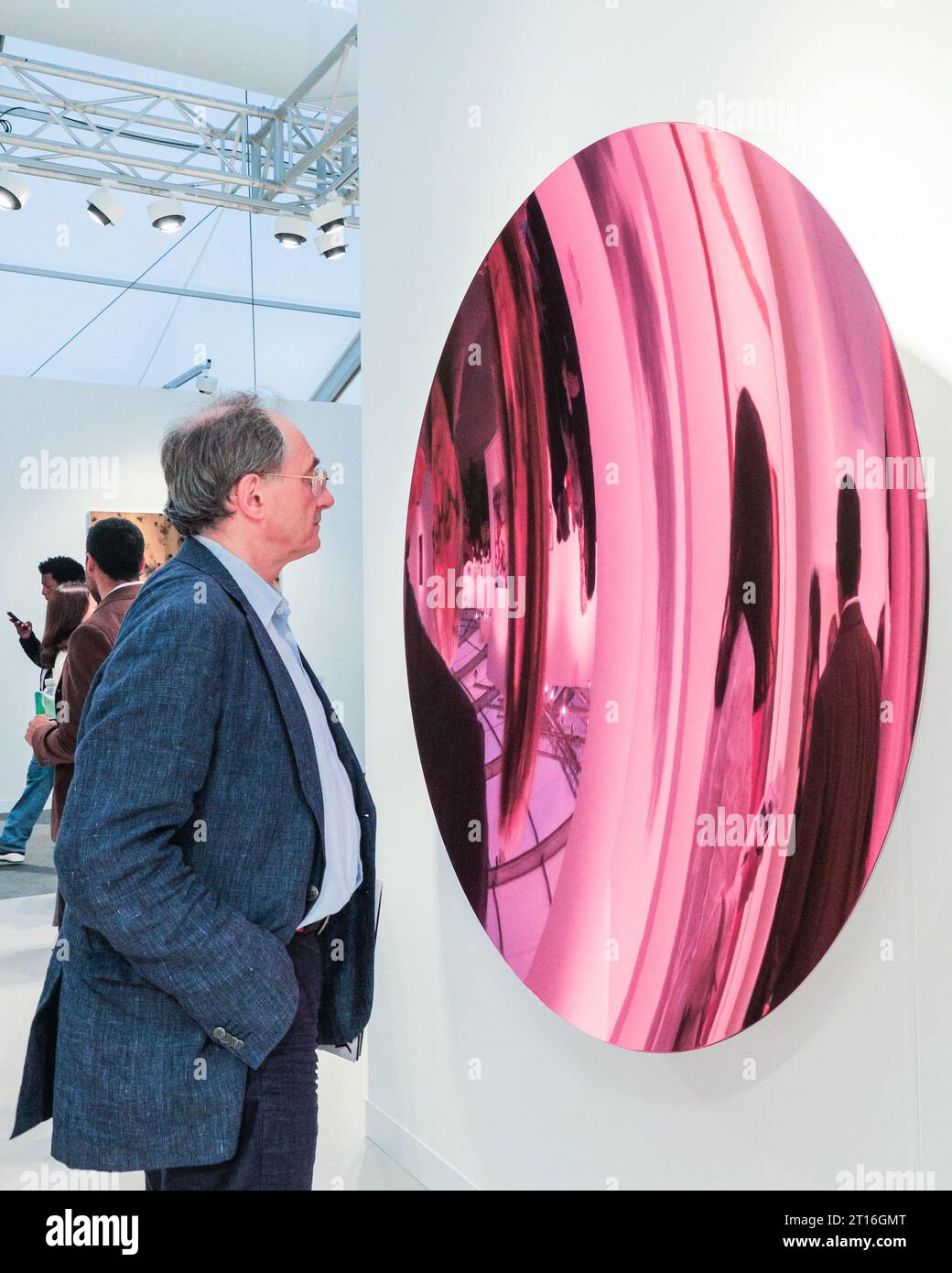 London, Großbritannien. Oktober 2023. Ein Besucher am Stand der Kukje Gallery sieht Anish Kapoors „Pale Pink Candy“ (2023). Die Frieze London, eine der einflussreichsten Messen für zeitgenössische Kunst, öffnet ihre Pforten für den ersten Vorschautag heute. Die Ausgabe 2023 feiert den 20. Jahrestag der Frieze London. Die Veranstaltung findet am 11-15. Oktober im Regent's Park statt. Quelle: Imageplotter/Alamy Live News Stockfoto