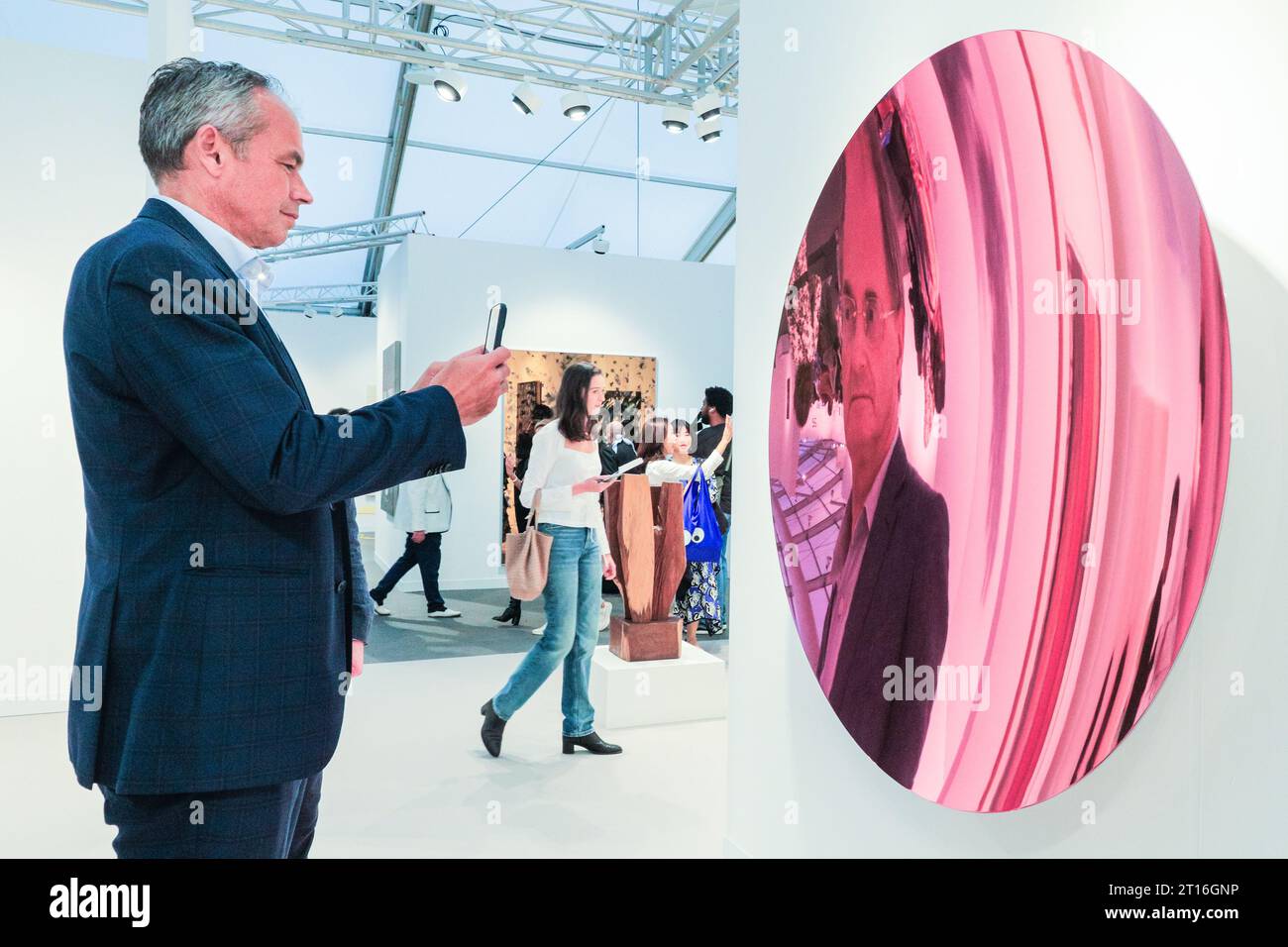 London, Großbritannien. Oktober 2023. Ein Besucher am Stand der Kukje Gallery sieht Anish Kapoors „Pale Pink Candy“ (2023). Die Frieze London, eine der einflussreichsten Messen für zeitgenössische Kunst, öffnet ihre Pforten für den ersten Vorschautag heute. Die Ausgabe 2023 feiert den 20. Jahrestag der Frieze London. Die Veranstaltung findet am 11-15. Oktober im Regent's Park statt. Quelle: Imageplotter/Alamy Live News Stockfoto