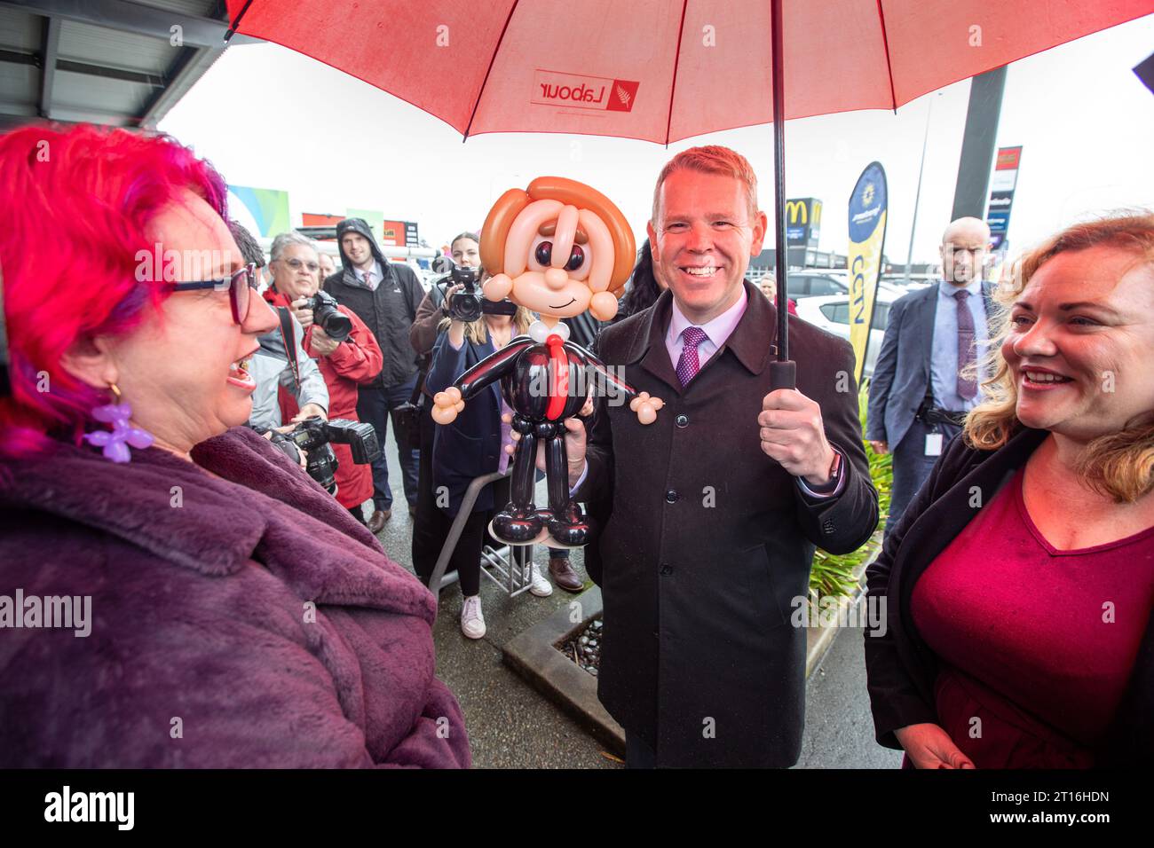 Der neuseeländische Premierminister Chris Hipkins, der vor den Parlamentswahlen in diesem Monat Wahlkampf einsetzte, Nelson. Stockfoto