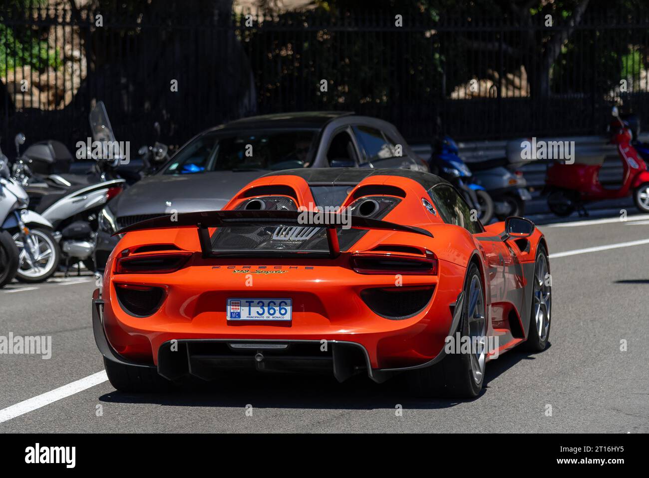 Porsche 918 Spyder fährt auf der Straße Stockfoto