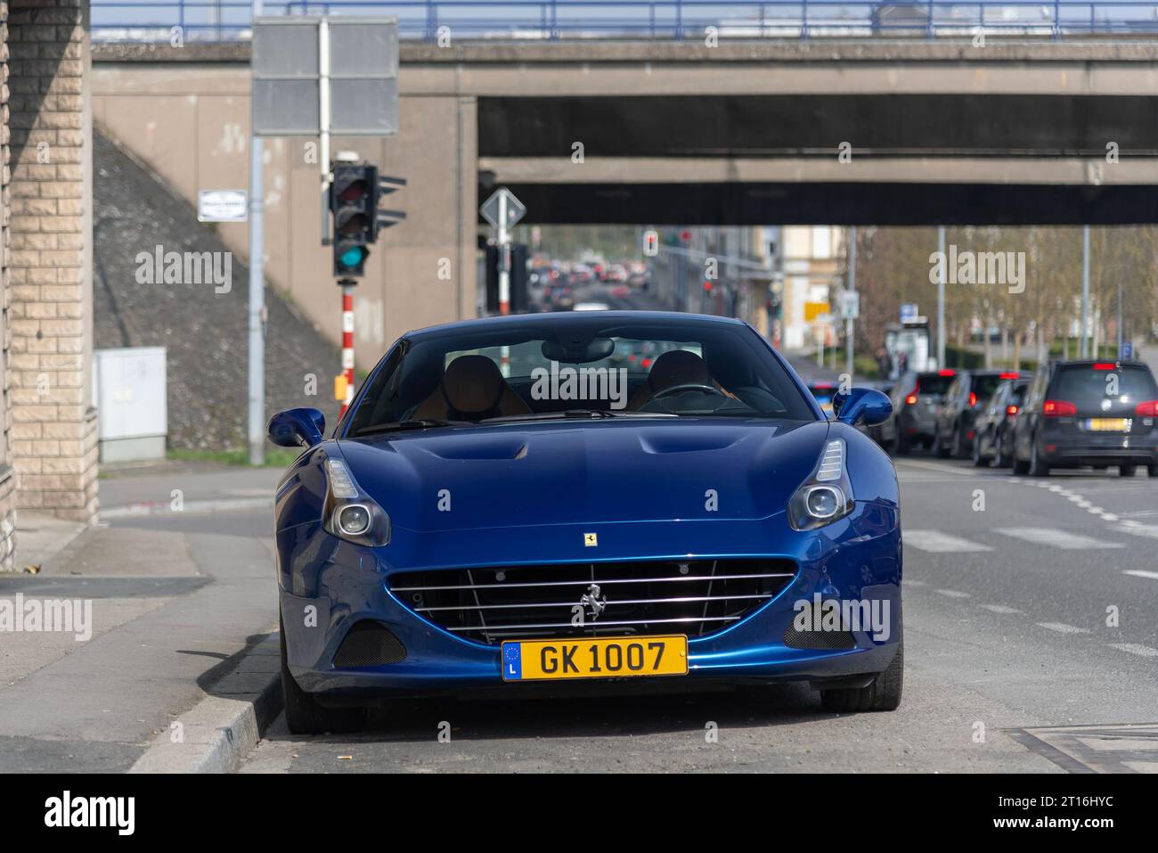 Blue Ferrari California T parkte auf der Straße Stockfoto