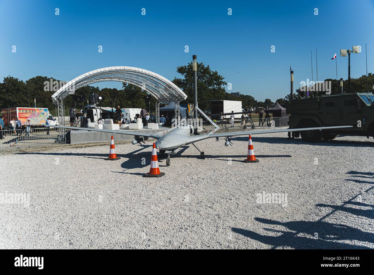 08.16.2023 Warschau, Polen. Das türkische Bayraktar TB2 - unbemanntes Kampfflugzeug - parkt mitten in der Militärparade. Blick von außen. Hochwertige Fotos Stockfoto