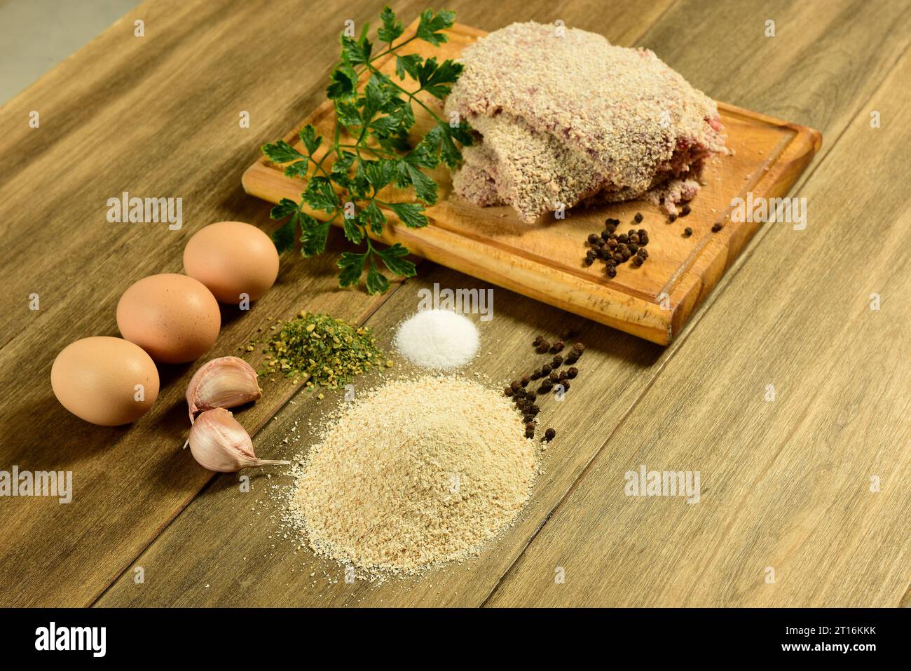 Kalbfleisch Milanese und Zutaten auf dem Tisch. Stockfoto