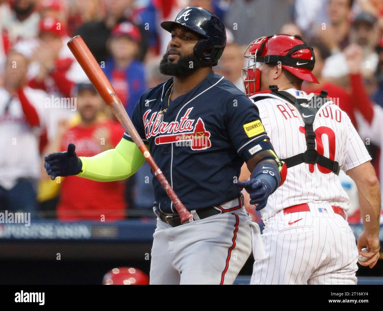 Philadelphia, Usa. Oktober 2023. Marcell Ozuna, der von Atlanta Braves benannt wurde, reagiert, nachdem er im dritten Inning gegen die Philadelphia Phillies im dritten Spiel der MLB National League Division Series im Citizens Bank Park in Philadelphia am Mittwoch, den 11. Oktober 2023, einen Schlag gemacht hatte. Foto: Laurence Kesterson/UPI Credit: UPI/Alamy Live News Stockfoto