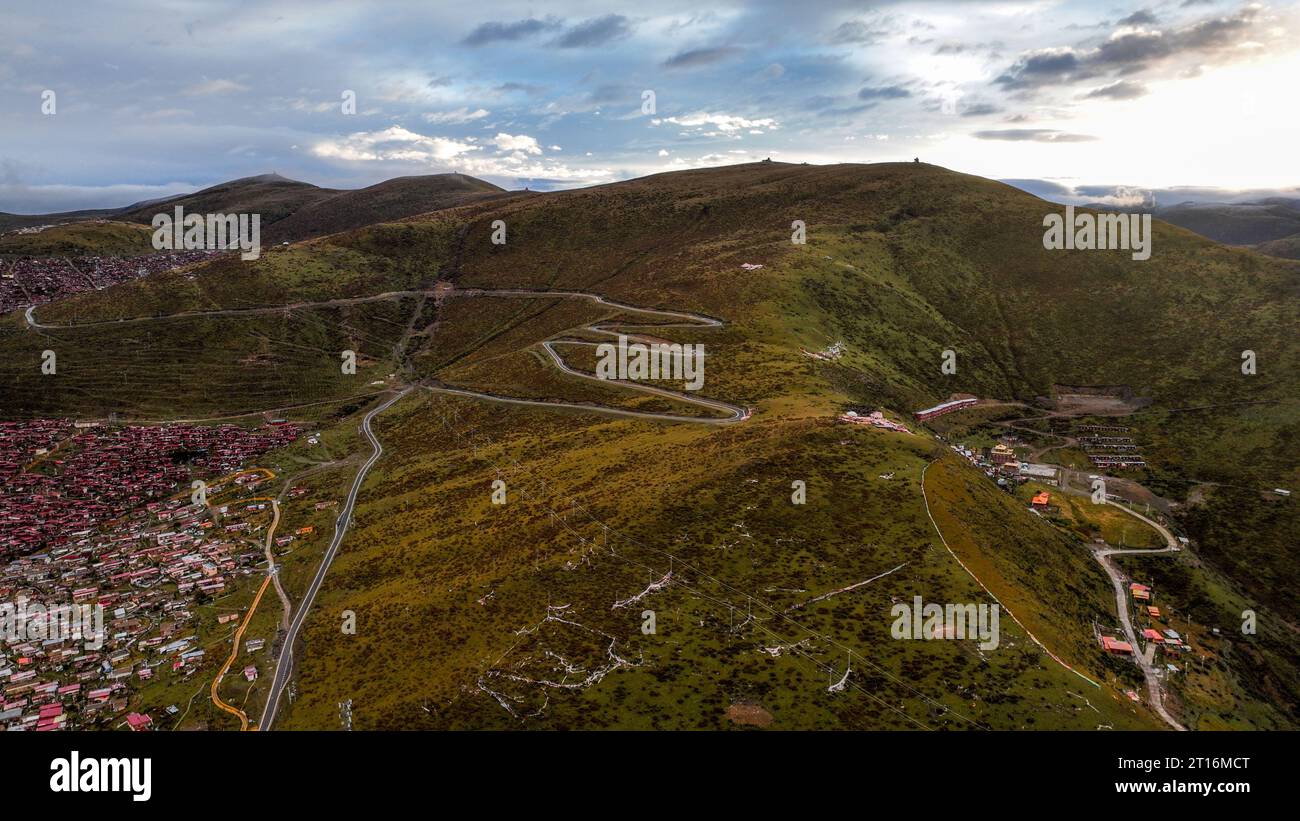 GANZI, CHINA - 11. OKTOBER 2023 - Foto am Morgen des 11. Oktober 2023 zeigt die Landschaft der Seda Wuming Buddhist Academy in Ganzi Tibetan Auto Stockfoto